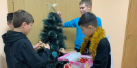 Ребята из центра «Созвездие» нарядили елку - РузаРИА