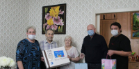 Единороссы вручили новогодние подарки ветеранам ВОВ - РузаРИА