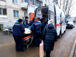 Работники ГКУ МО «Мособлпожспас» транспортировали обездвиженную пенсионерку в машину скорой в Рузском округе