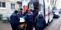 Под Рузой спасатели помогли доставить обездвиженную пенсионерку в машину скорой - Regions.Ru