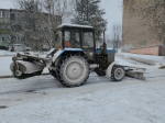Коммунальщики расчищают дороги и тротуары в Нестерове после прошедших снегопадов