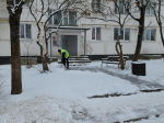 Коммунальщики расчищают дороги и тротуары в Нестерове после прошедших снегопадов