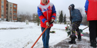 Космодемьянские волонтеры убрались на братской могиле - Рузский городской округ