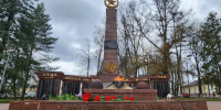 Возле Вечного огня в Рузе восстанавливают плитку и бордюры - Regions.Ru