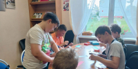 Юные орешковцы мастерили поделку ко Дню России - Рузский городской округ
