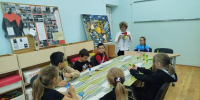 Тучковские ребята делали открытки для защитников - РузаРИА