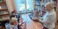 Орешковские долголеты мастерили бабочек из фоамирана - РузаРИА