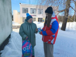 В Космодемьянском волонтёры поздравляли женщин на улице