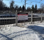 В Подмосковье продолжают устанавливать информационные щиты для безопасности на железной дороге